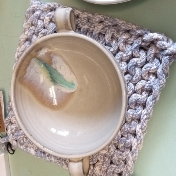 Gorgeous pottery bowl - has pottery mark - Picture 1 of 5